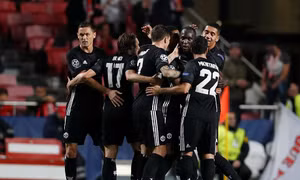 Hạ Benfica trên sân khách, ‘Quỷ đỏ’ thống trị tại bảng A