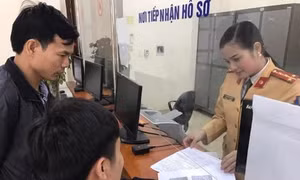 Cảnh sát giao thông Hà Nội tìm trả nhiều tài sản giá trị cho người bị mất