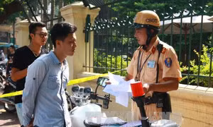  Say rượu, chạy trốn cảnh sát giao thông phạm tội gì?