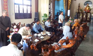  Gặp mặt các chức sắc tôn giáo, dân tộc, người tiêu biểu