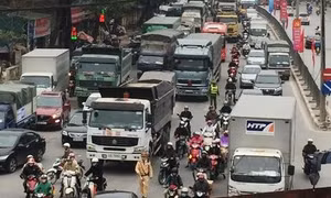 Người dân ùn ùn về quê, nhiều tuyến đường bị ùn tắc