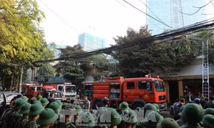 Khống chế đám cháy quán cà phê phố Phan Kế Bính, Hà Nội