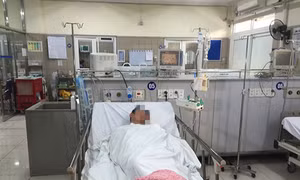 Mua rượu ở quán về uống, ngộ độc tới hôn mê sâu, suy gan, suy thận