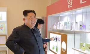 Ông Kim Jong-un đưa vợ đi thăm nhà máy mỹ phẩm