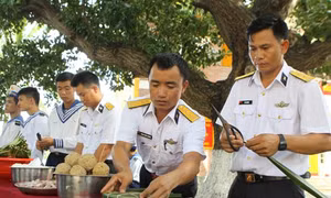 Độc đáo cách gói bánh chưng bằng lá bàng, lá dừa ở Trường Sa