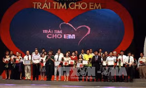 30 biên tập viên truyền hình trình diễn thời trang ủng hộ Chương trình 'Trái tim cho em' 