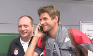 Cú lừa phóng viên ngoạn mục của Thomas Muller