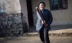 Cụ bà 94 tuổi đấu Kungfu, đánh trường côn vù vù