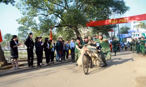 Độc đáo thi xe đạp thồ tại Lễ hội Hoa Ban Điện Biên năm 2017