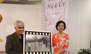 Nhiếp ảnh gia Nick Út trao tặng 'Em bé Napalm' cho Bảo tàng Phụ nữ