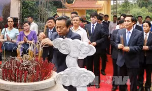 Phó Chủ tịch Quốc hội Phùng Quốc Hiển và Đại sứ Lào thăm Khu di tích Đền Chu Hưng