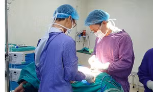 Cô gái bị đạn bắn thủng bụng được cứu sống tại bệnh viện E