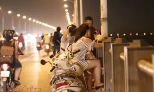 Nắng nóng kỷ lục, thanh niên nườm nượp lên cầu hóng mát