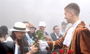 Bà Nà Hills 8/3: Carnival 'độc lạ', quà tặng bất ngờ
