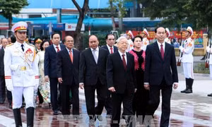  Lãnh đạo Đảng, Nhà nước, thành phố Hà Nội dâng hoa tưởng niệm tại Tượng đài Lenin