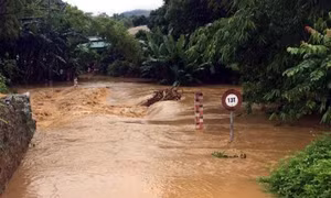 Hòa Bình: 2 người chết do lũ cuốn khi qua suối