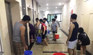 Mất nước cả tuần, cư dân HUD3 xếp hàng xách từng xô nước