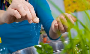 Ăn ít muối giúp cứu sống hàng triệu người