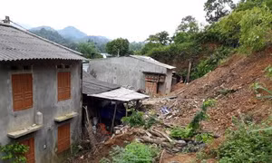 Sạt lở đá phá hủy toàn bộ căn nhà, hai mẹ con bị thương nặng