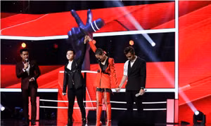 The Voice 2017: Chia tay Tuấn Phong, hotboy Dương Thuận được Tóc Tiên lựa chọn đi tiếp 