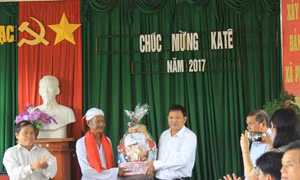 Bình Thuận: Thăm chúc Tết Katê của đồng bào Chăm 