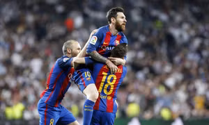 Messi cán mốc 500 bàn thắng, Barcelona 'vượt trái' Real Madrid trên đường đua La Liga
