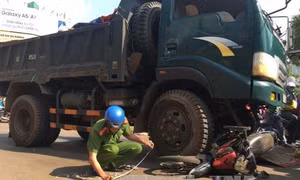 Tránh chó chạy rông, hai vợ chồng bị xe tải cán tử vong