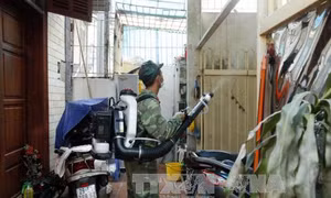 Dịch sốt xuất huyết bùng phát, Hà Nội huy động tổng lực phun hóa chất diệt muỗi diện rộng 