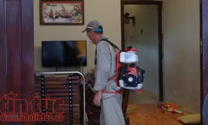 Nhân viên y tế vẫn phun thuốc diệt muỗi theo 'chỉ đạo' của người dân