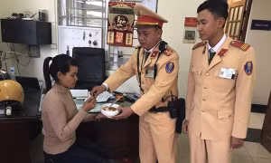 Việc tốt đầu năm, CSGT Hà Nội giúp phụ nữ lang thang 3 ngày đoàn tụ gia đình