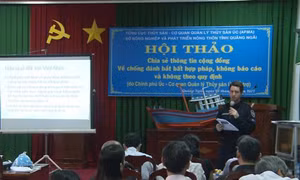Chia sẻ thông tin với ngư dân Quảng Ngãi về chống đánh bắt bất hợp pháp