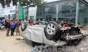 Ô tô 'phơi bụng' sau khi đâm 2 xe máy, 2 người nhập viện