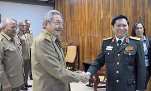 Chủ tịch Cuba Raúl Castro tiếp Bộ trưởng Quốc phòng Ngô Xuân Lịch