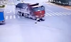 Bị 2 ô tô tải đâm liên tiếp, tài xế xe máy vẫn bình an vô sự
