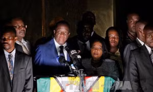 Ông Emmerson Mnangagwa lần đầu xuất hiện sau khi về nước