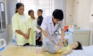 145 trẻ mầm non nhập viện nghi do bị ngộ độc thức ăn