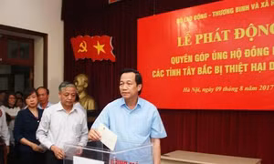 Bộ LĐTBXH quyên góp ủng hộ đồng bào bị lũ lụt