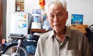 Gần 100 tuổi vẫn chạy xe máy làm từ thiện