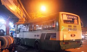 Xe buýt mất lái lao vào nhà dân khiến một người bị thương