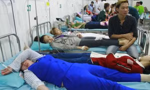 Hàng trăm công nhân may ở Bình Dương ngất xỉu nghi do nước uống