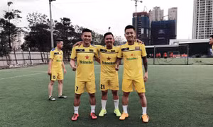 Ca sĩ Tuấn Hưng mang con trai ra sân bóng, cổ vũ cho Real 