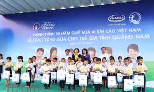 Trao tặng 46.500 ly sữa cho trẻ em tỉnh Quảng Nam