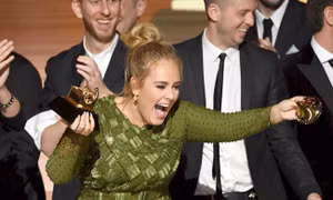 Adele bẻ đôi cúp Grammy để vinh danh Beyoncé
