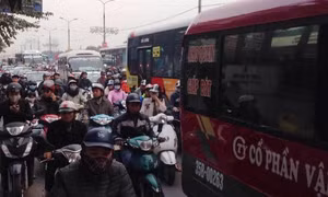 Phía Nam Hà Nội ùn tắc, công an căng sức giải tỏa 