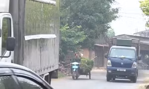 Né trạm thu phí, xe tải đổ bộ vào đường dân sinh