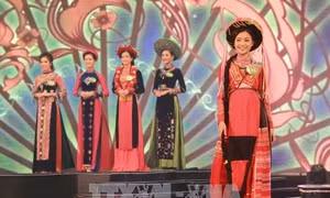 Nữ sinh Cao đẳng Du lịch Hà Nội đăng quang Người đẹp xứ Trà 2017 