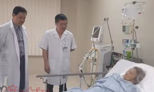 Cứu sống cụ bà 92 tuổi hoại tử u nang buồng trứng, u trong u