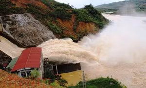 Mưa lớn gây vỡ đập, sạt lở đất lấp nhà dân tại Hà Tĩnh