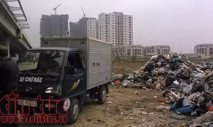 'Núi rác' bất ngờ xuất hiện bên đường ngay giữa Thủ đô