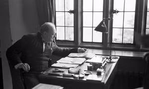 Cựu Thủ tướng Anh Churchill nói gì về sự sống ngoài Trái đất?